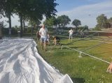 Opbouwen tent op sportpark 'Het Springer' (dag 2) (1/43)